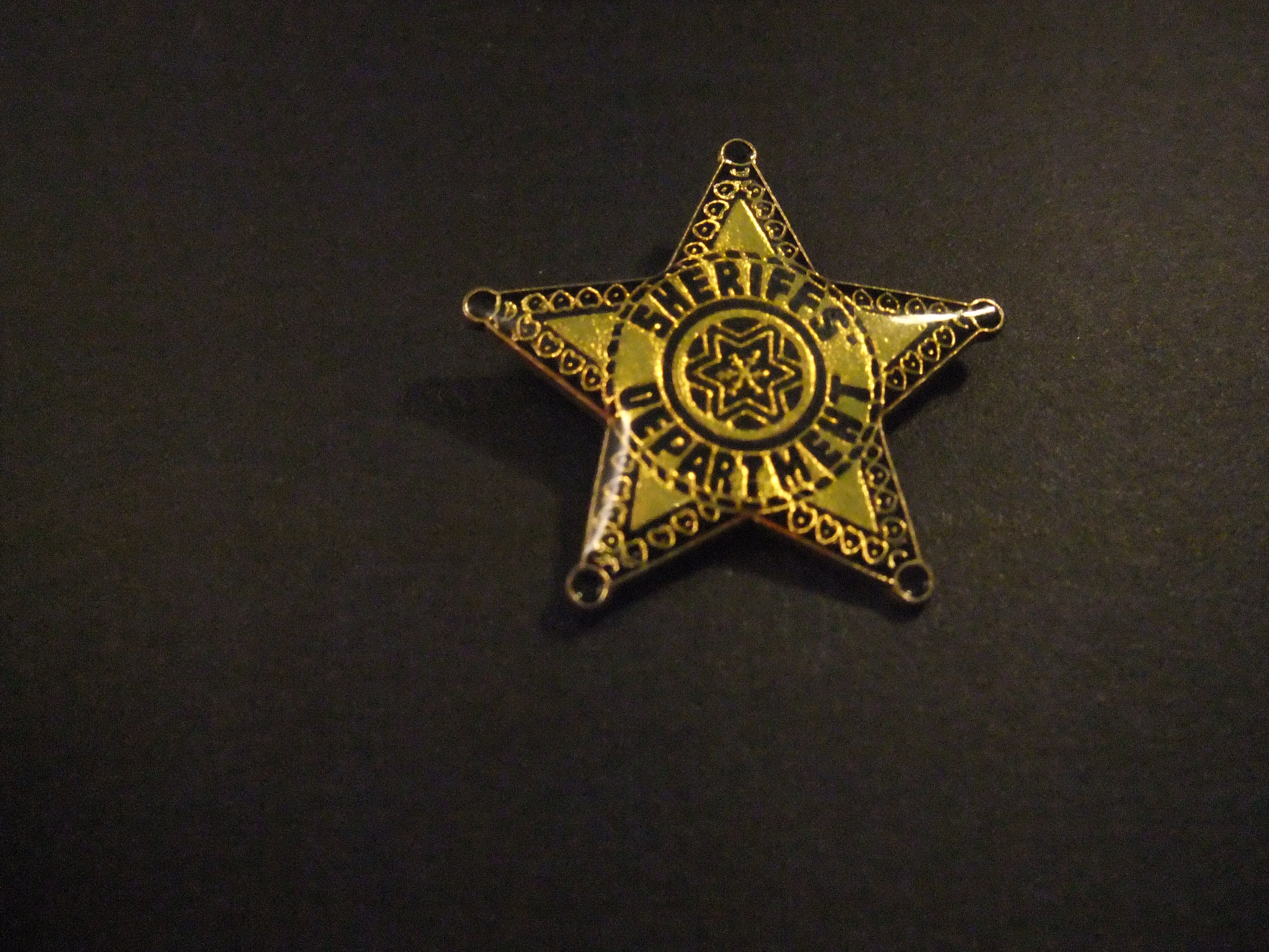 Sheriff's Department goudkleurig